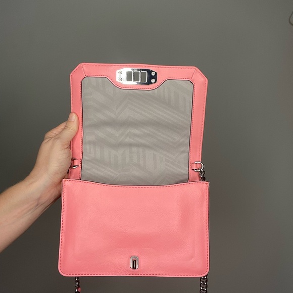 Chevron Quilted Love Crossbody Small Bright pink Rebecca Minkoff - Picture 5 of 6